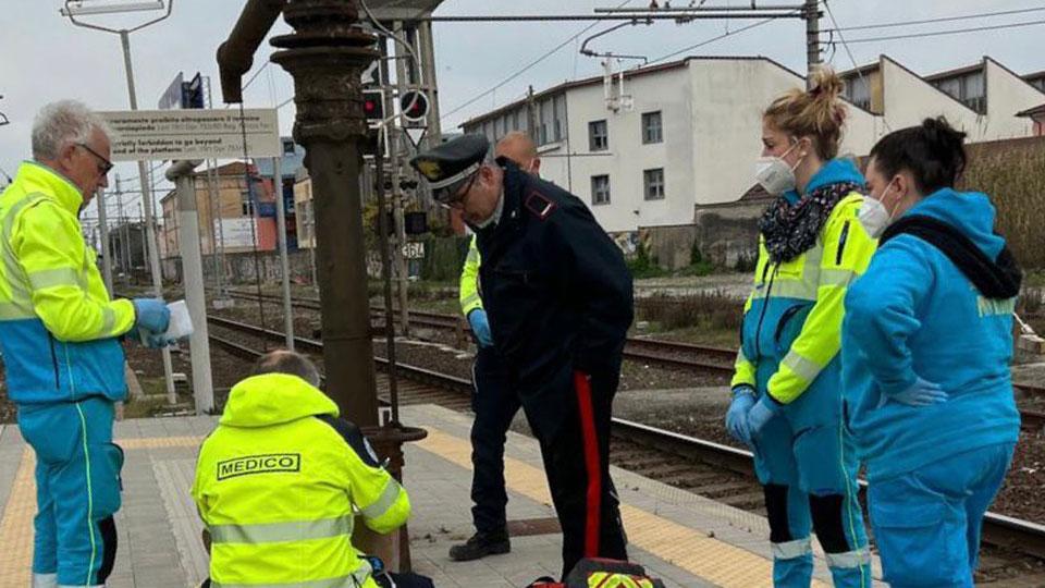 Il personale della Misericordia tenta di rianimare Andrea Bianchi, morto per un malore a 67 anni (foto f. silvi)