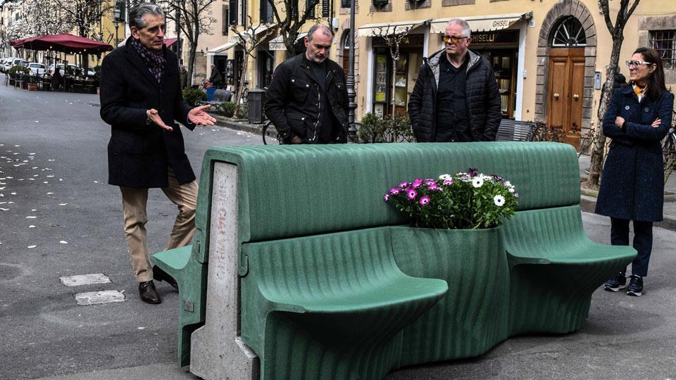 La nuova panchina in Corso Garibaldi (foto sernacchioli)