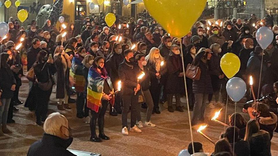 La fiaccolata per la pace in piazza Duomo a Pietrasanta