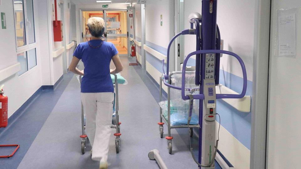 Un operatore sanitario in corsia (foto di archivio)