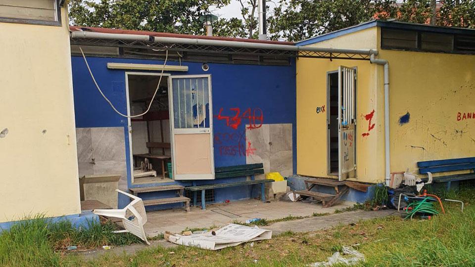 Gli spogliatoi vandalizzati nella notte al campo sportivo Bardelli