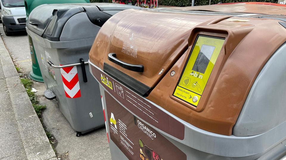 cassonetti con cui viene fatta la raccolta differenziata