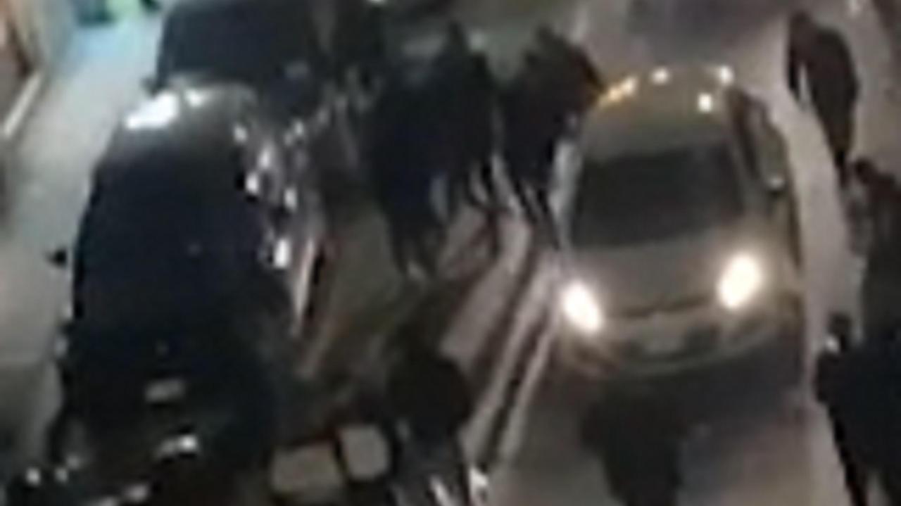 L'assalto a un'auto in via Roma
