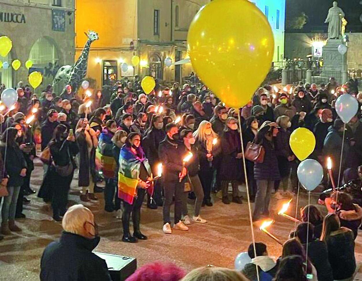 Il grido di pace della Versilia: in centinaia alla fiaccolata di Pietrasanta per dire no alla guerra