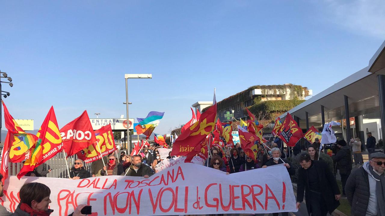 Pisa, manifestazione contro l'invio delle armi all'Ucraina