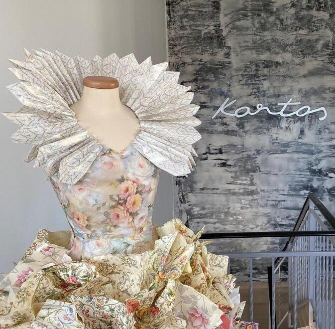 Un originalissimo vestito in carta lavabile realizzato dalla Kartos di Montecatini