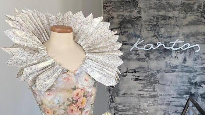 Un originalissimo vestito in carta lavabile realizzato dalla Kartos di Montecatini