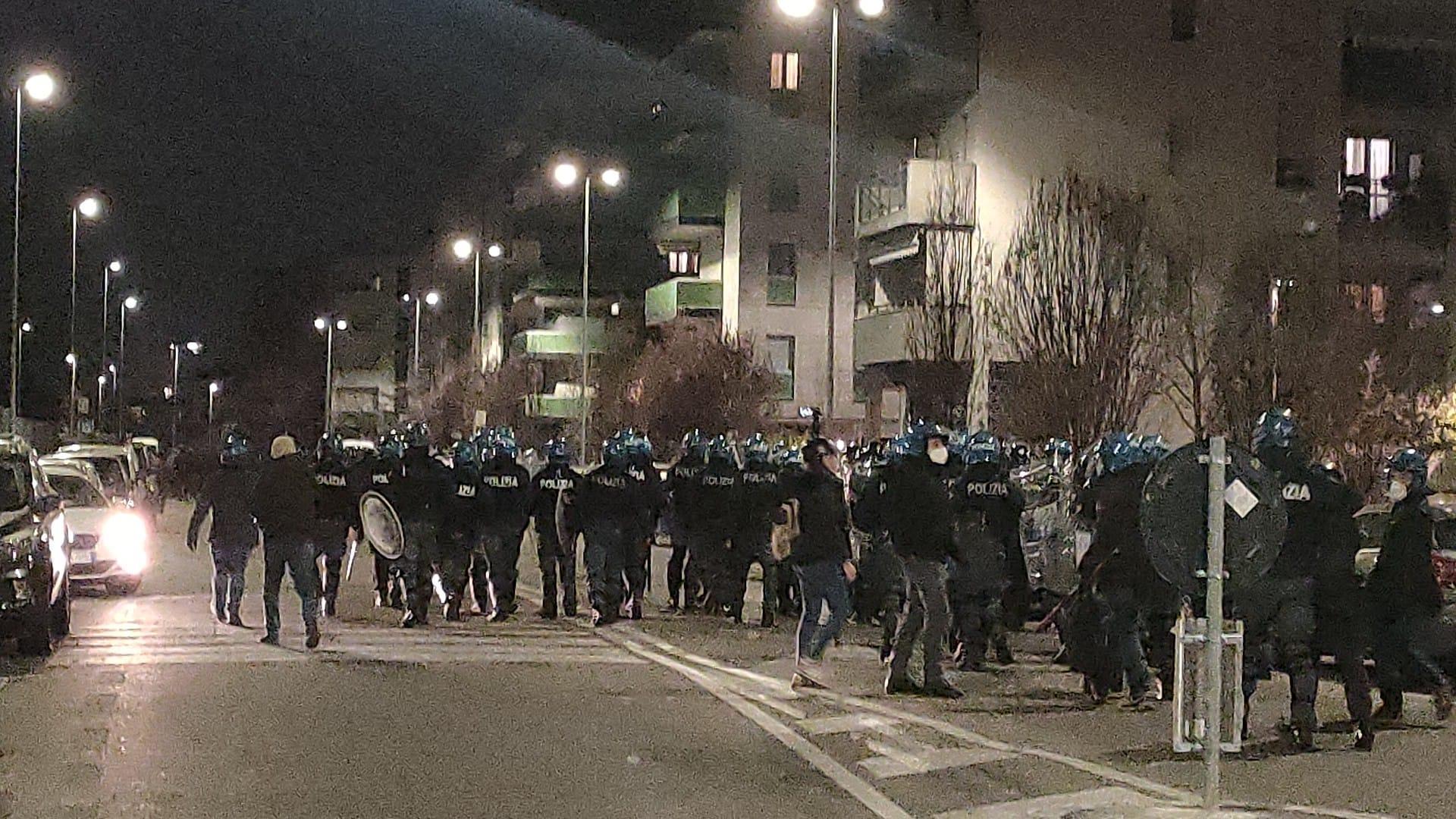 Firenze, scontri con la polizia alla manifestazione contro lo sgombero di un edificio
