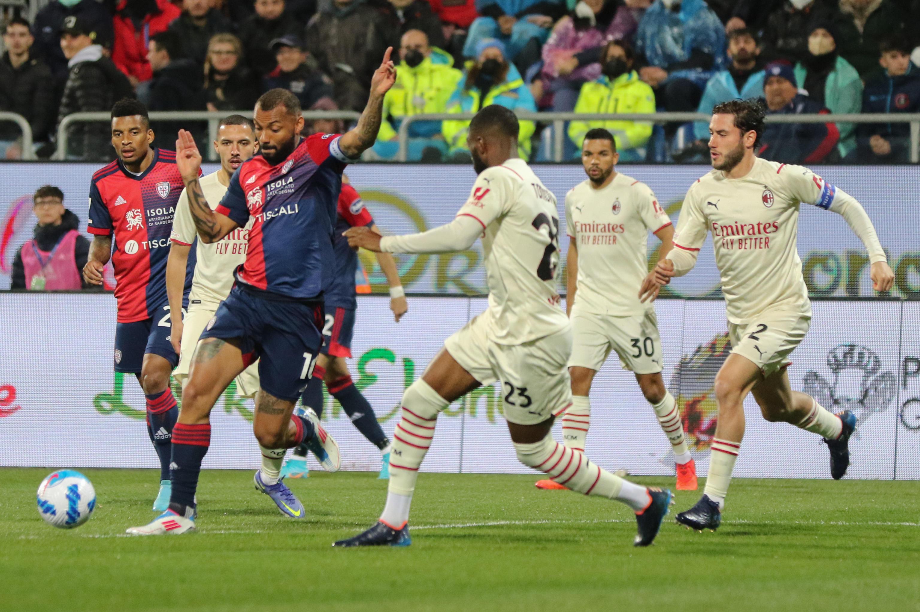 Joao Pedro prova a farsi largo nella difesa milanista