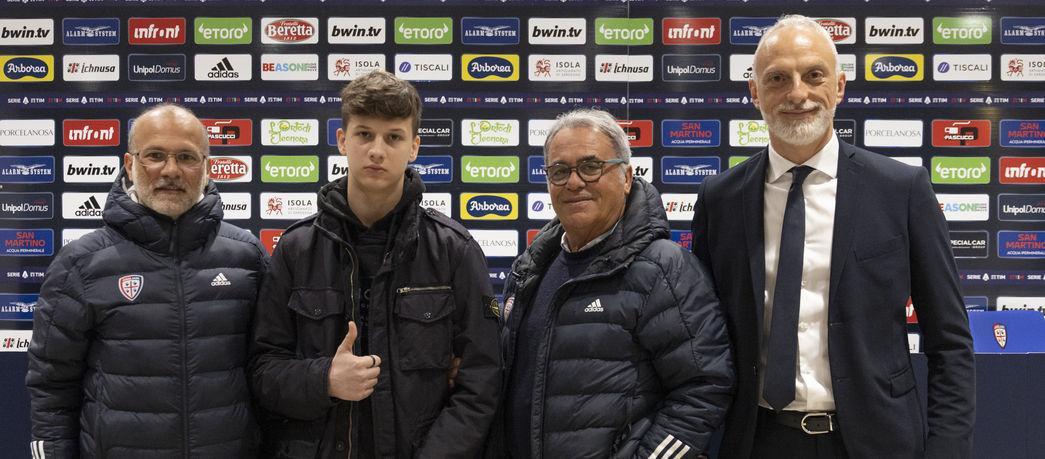 Artom al fianco di Bernardo Mereu. Ai lati Oscar Erriu e il dg Mario Passetti