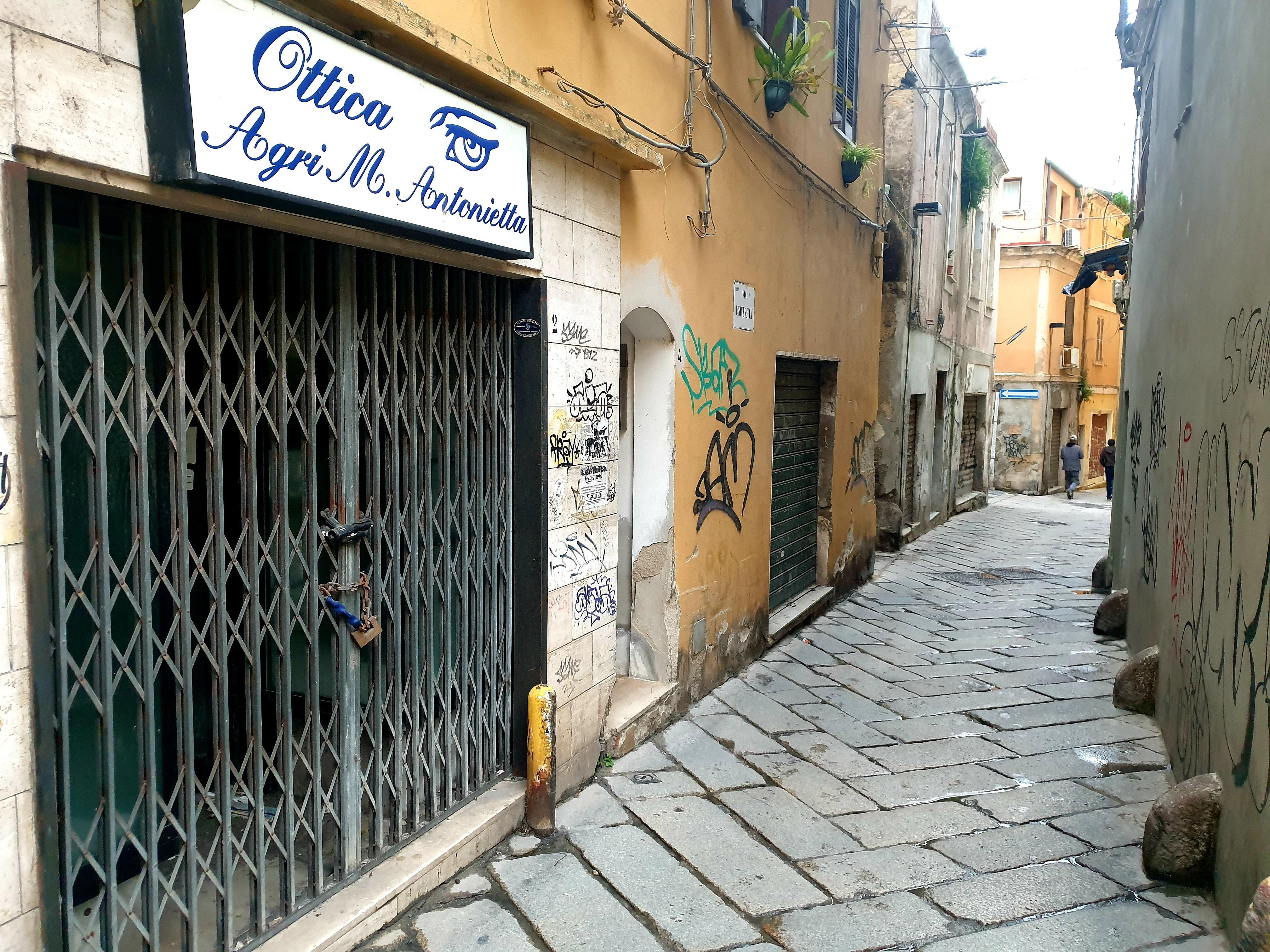 L'abbandono di via Università (foto Ivan Nuvoli)