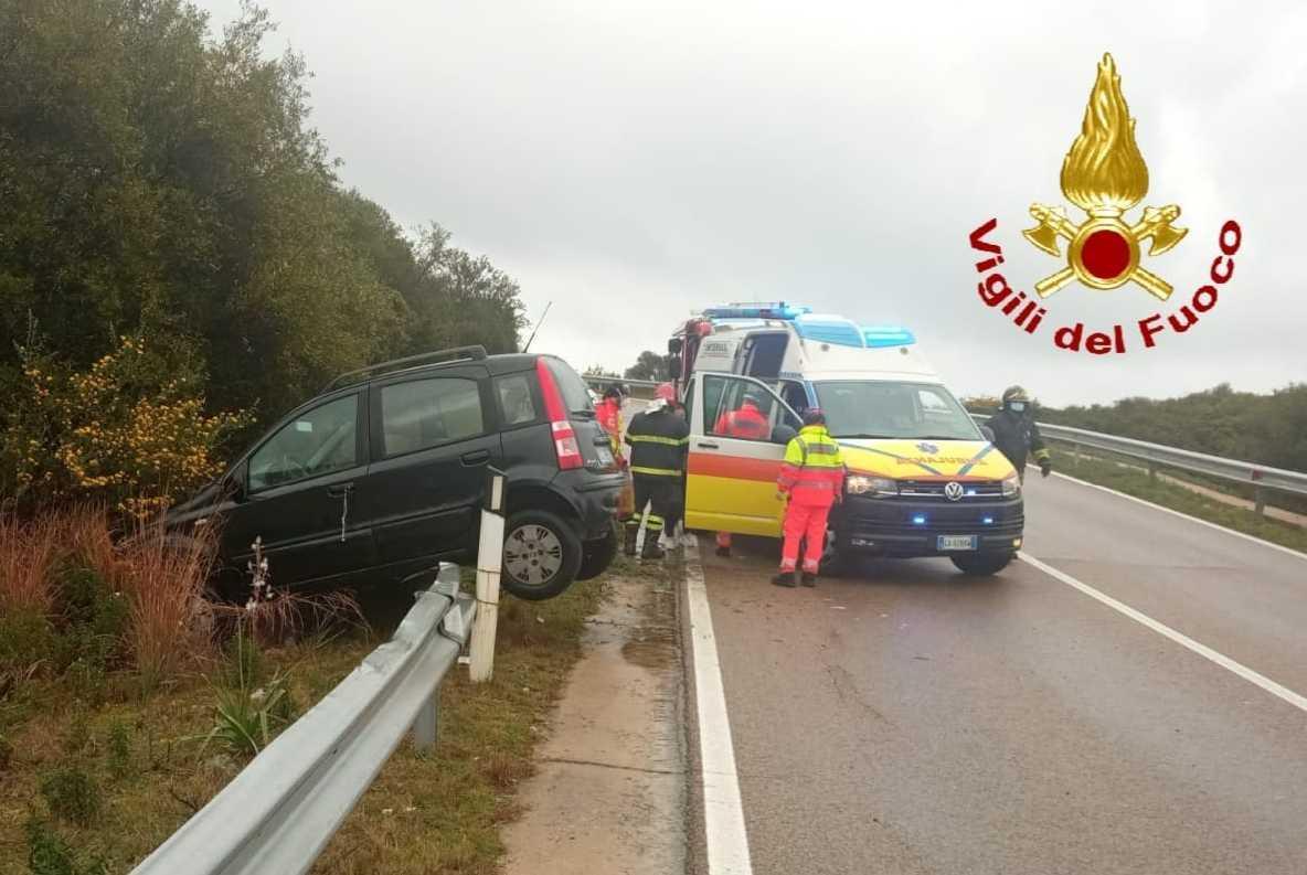 Auto fuori strada a causa della pioggia 