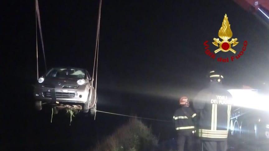 Auto finisce nella scarpata e viene trattenuta dai cespugli: 3 in salvo a Santa Caterina di Pittinuri