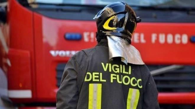 Muore carbonizzato nell'auto finita contro un albero