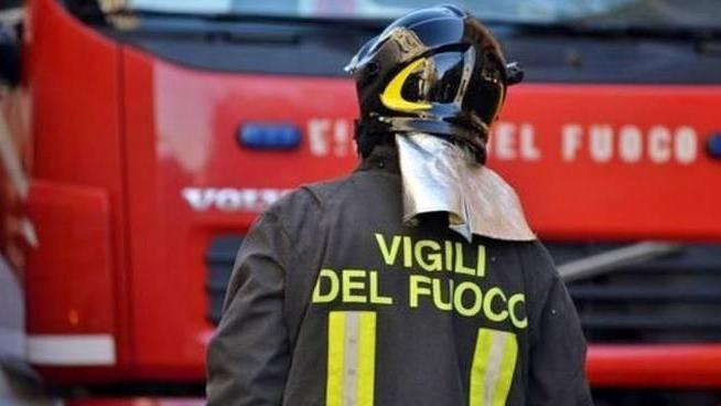 Muore carbonizzato nell'auto finita contro un albero