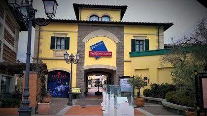 L’ingresso dell’outlet di Barberino del Mugello dove l’imputato gestiva uno spazio del suo datore di lavoro
