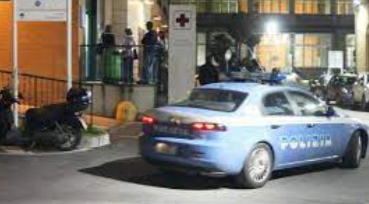 Una volante della polizia di Stato al pronto soccorso (foto d'archivio)