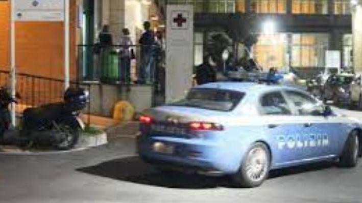 Una volante della polizia di Stato al pronto soccorso (foto d'archivio)