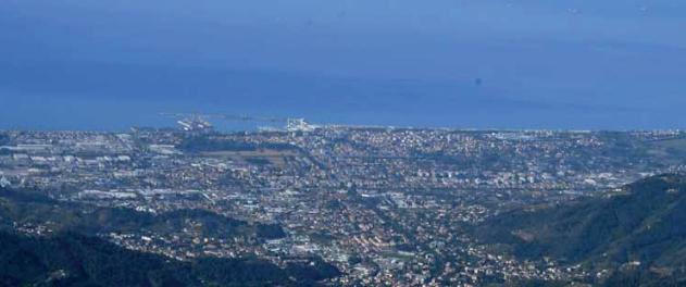 Una veduta aerea di Marina di Carrara