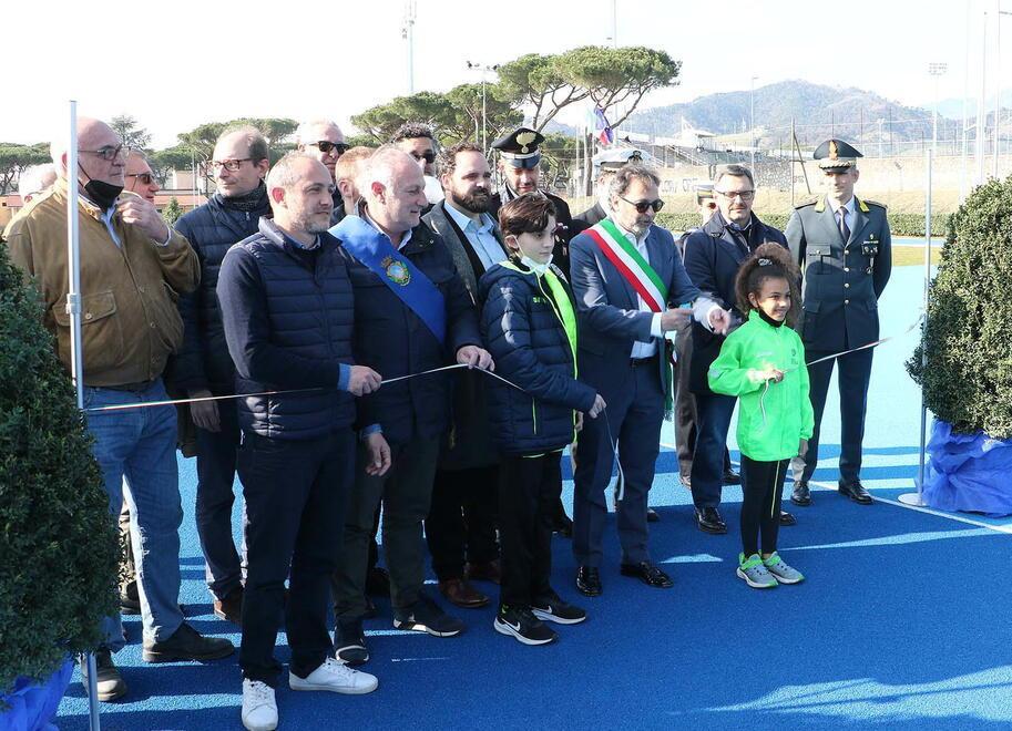 ll sindaco Francesco Persiani che ieri pomeriggio, affiancato da due piccoli atleti, sulla pista tutta blu, taglia il nastro del nuovo campo scuola in via degli Oliveti