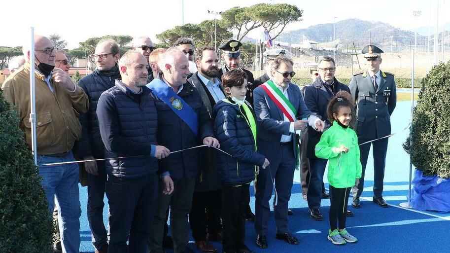 ll sindaco Francesco Persiani che ieri pomeriggio, affiancato da due piccoli atleti, sulla pista tutta blu, taglia il nastro del nuovo campo scuola in via degli Oliveti