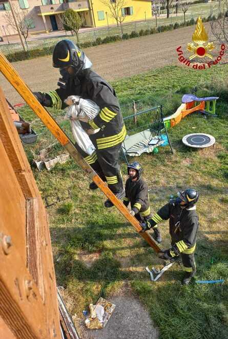 Poviglio, famiglia bloccata in casa dalle fiamme Li salva il vicino con la pala della ruspa 