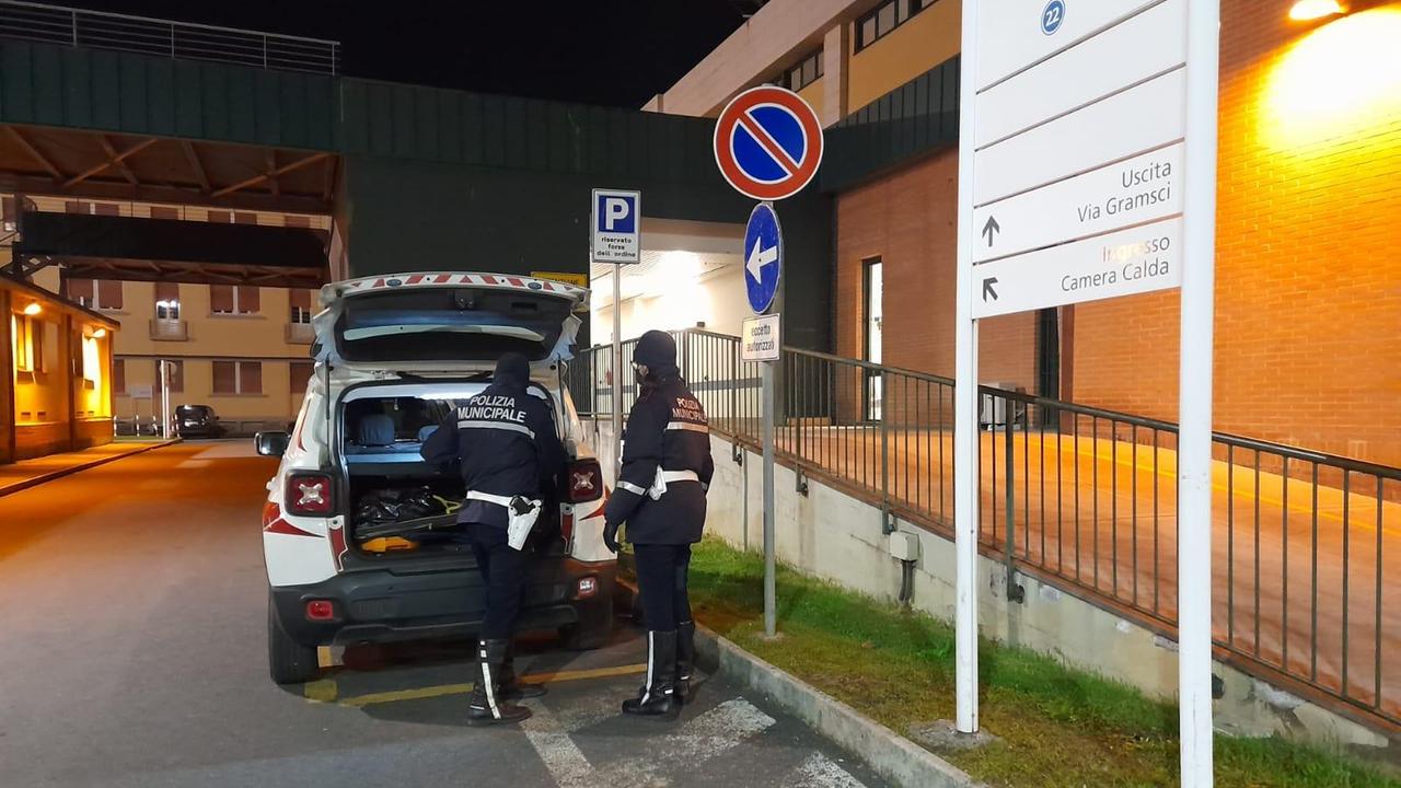 Gli agenti della municipale fuori dal pronto soccorso