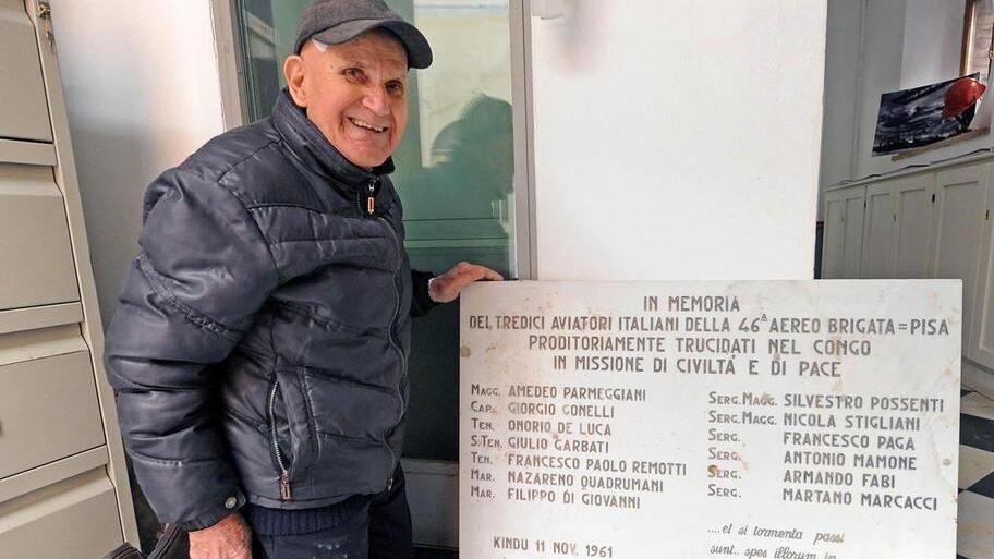 auro Carrara con la lapide che ricorda l’eccidio di Kindu, adesso sistemata nella sede dell’Archivio storico