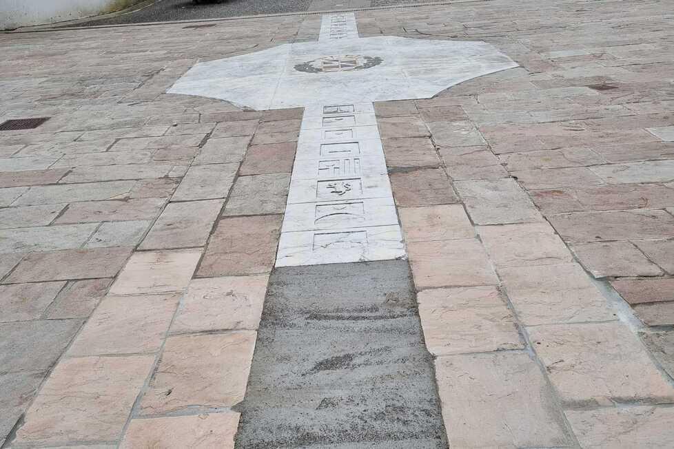 I lavori in corso sulla pavimentazione d’autore davanti al municipio di Bagni di Lucca