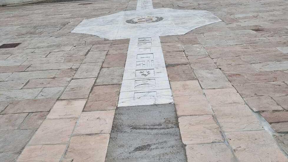 I lavori in corso sulla pavimentazione d’autore davanti al municipio di Bagni di Lucca