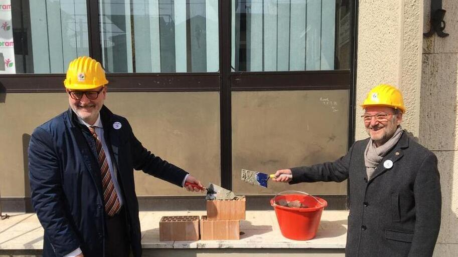 Claudio Sarti, presidente della Fondazione Ami e Andrea Fusi, presidente dell’Avis, posano all’inizio dei lavori di ristrutturazione della palazzina