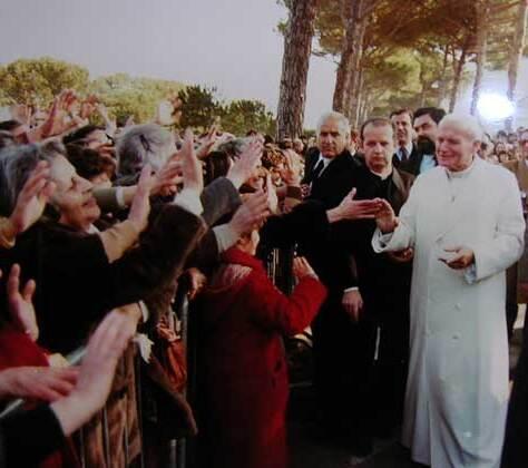 Papa Giovanni Paolo II incontra i fedeli, schierati al suo arrivo a Rosignano