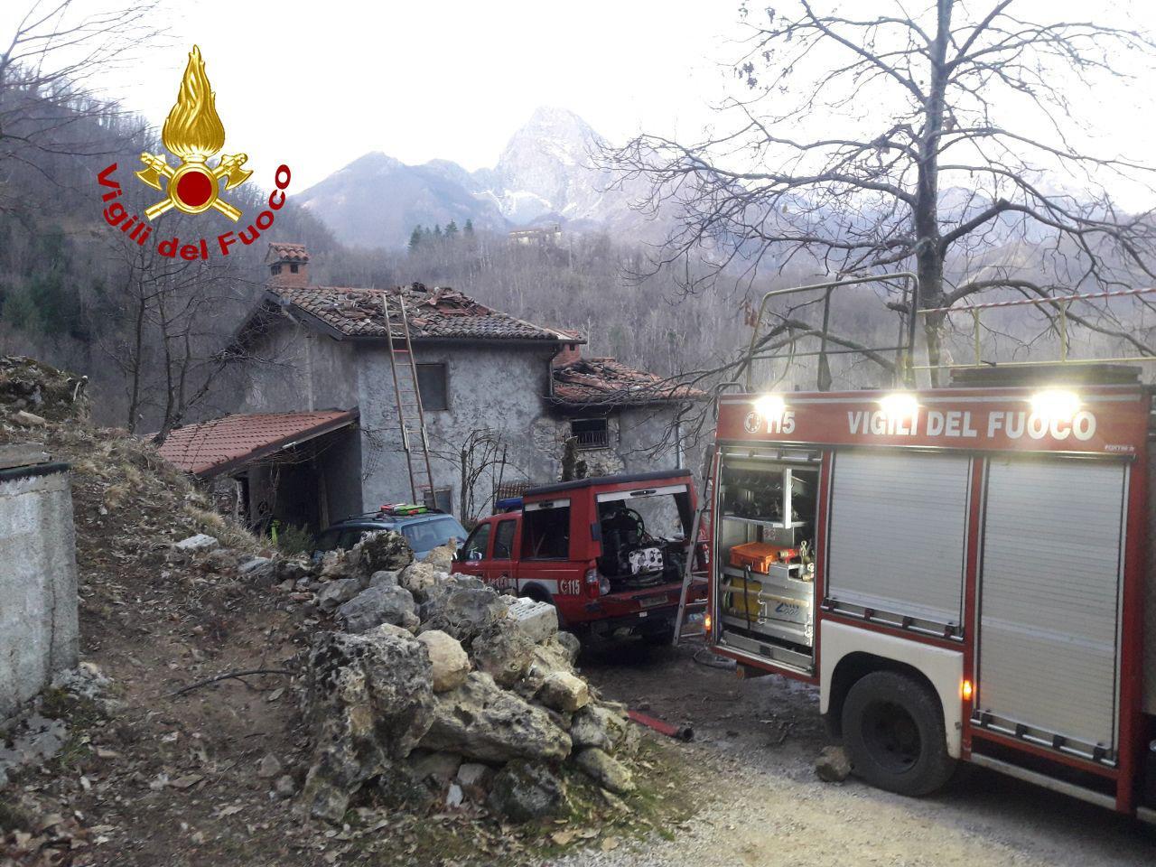 Paura per un incendio in un'abitazione a Molazzana