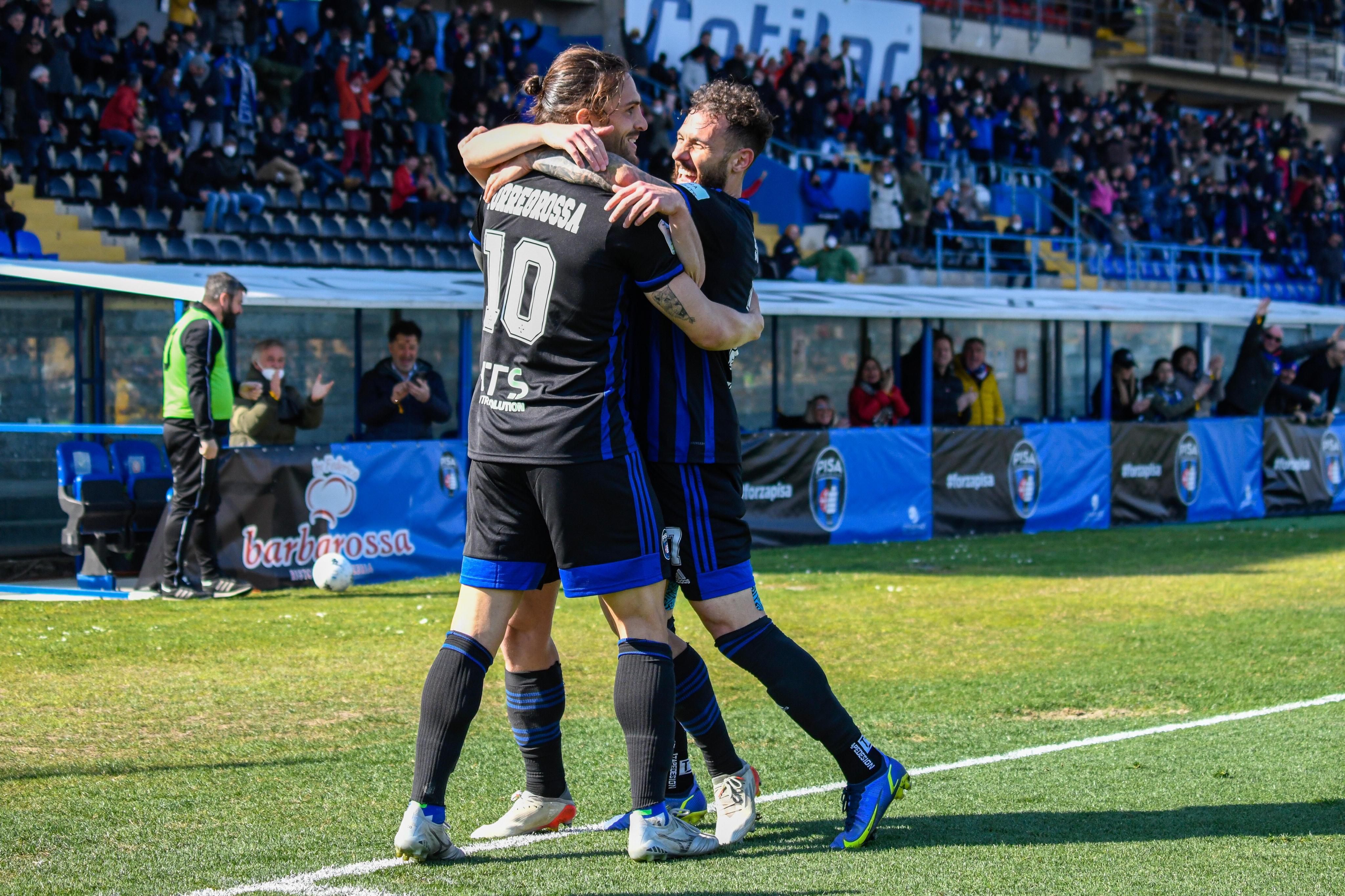 L'abbraccio a Torregrossa dopo il gol partita (foto Fabio Muzzi)