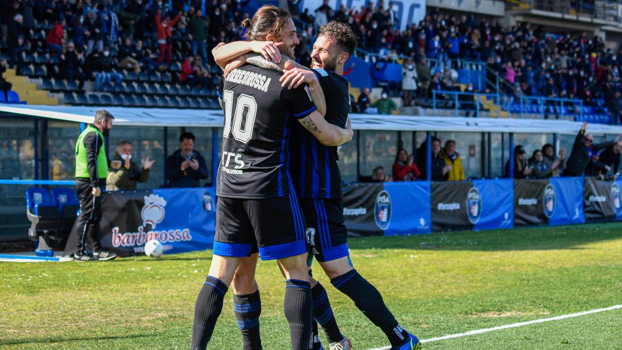 L'abbraccio a Torregrossa dopo il gol partita (foto Fabio Muzzi)