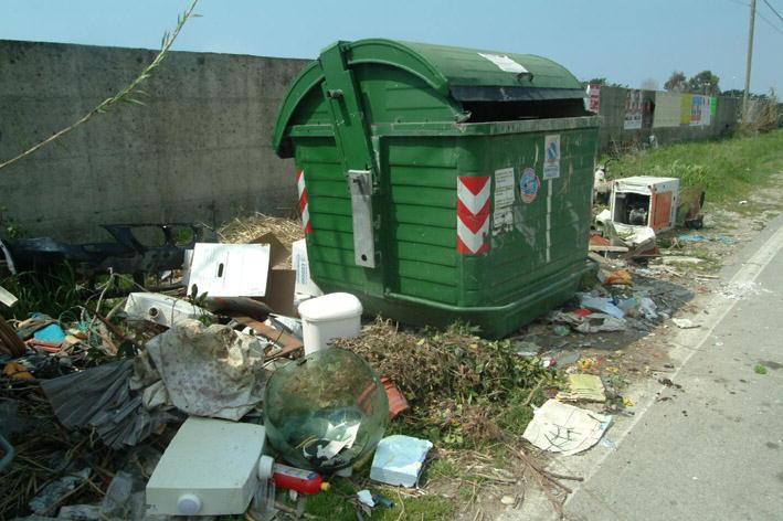 Camaiore, record di sanzioni ai "furbetti" dei rifiuti: quasi 700 multe in un anno 