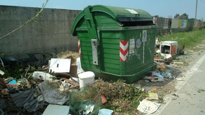 Camaiore, record di sanzioni ai "furbetti" dei rifiuti: quasi 700 multe in un anno