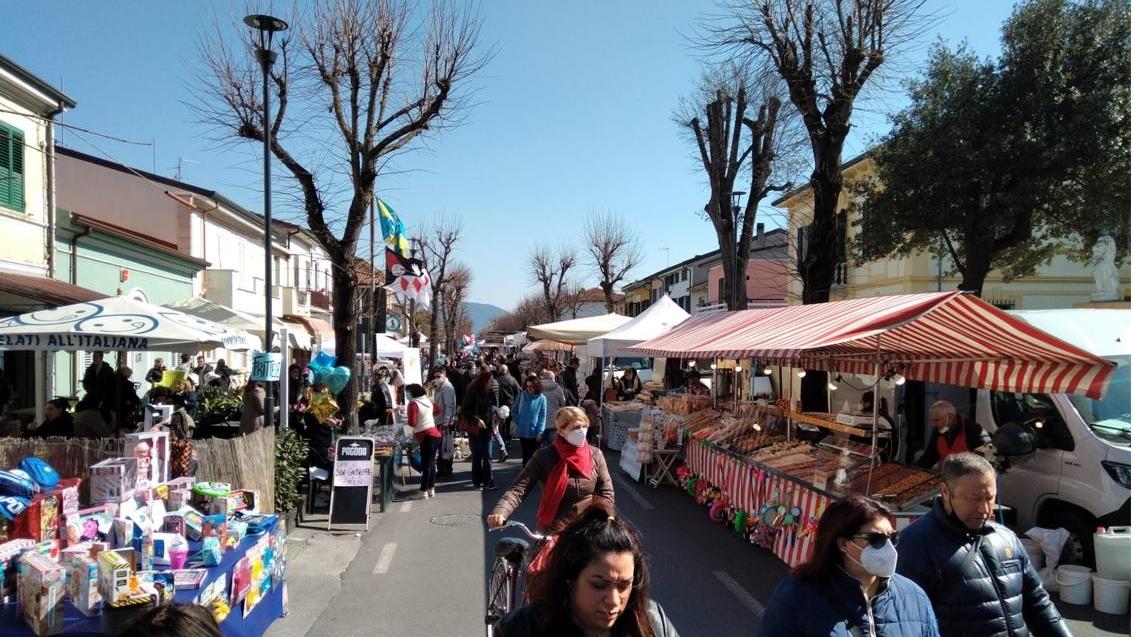Riecco la fiera di San Giuseppe, a Torre del Lago torna la festa tra frittelle e divertimento