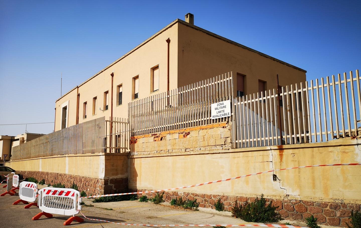 Transenne nella caserma della Finanza 