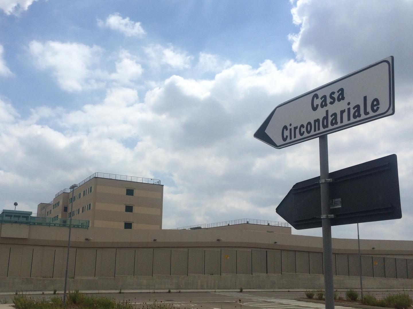 Agente aggredito in carcere con una lametta 