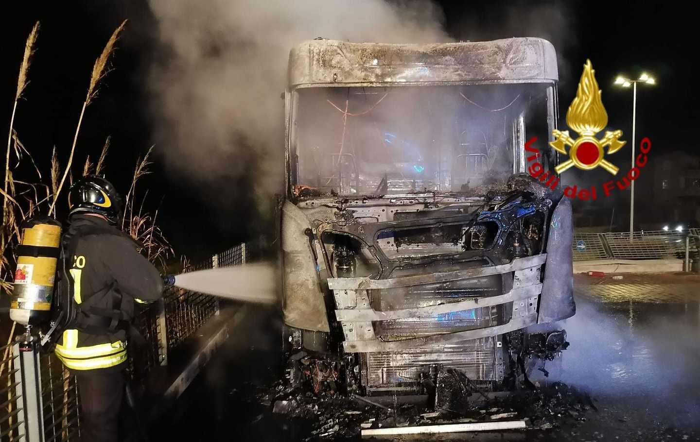 Tir in fiamme dopo le minacce sul web 