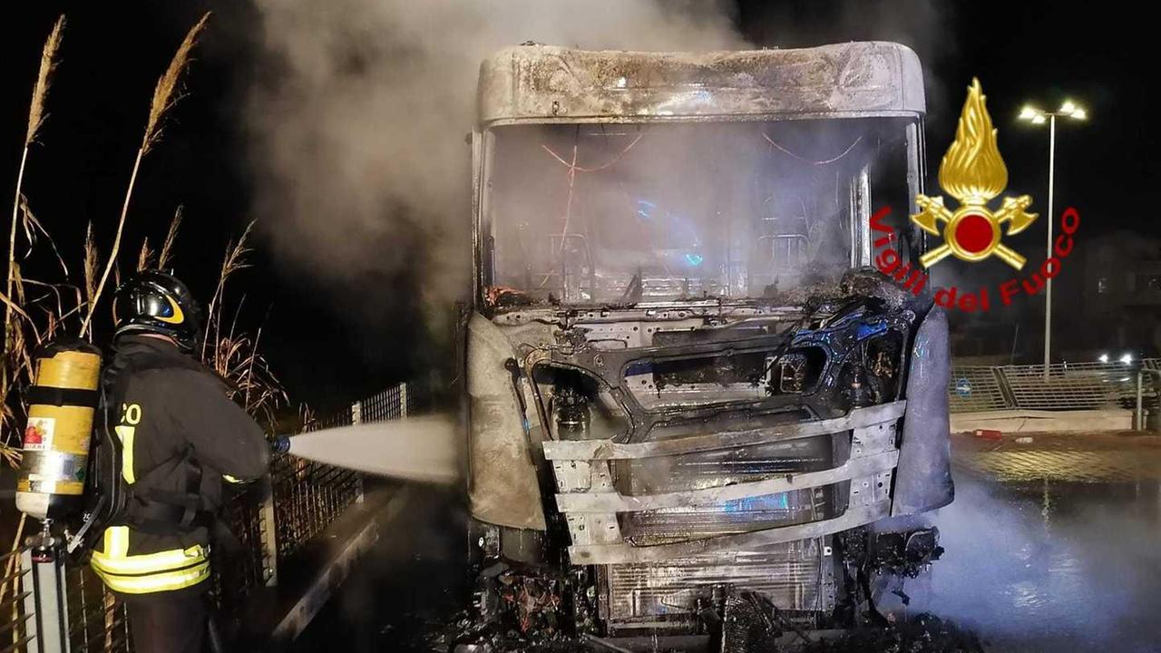 Tir in fiamme dopo le minacce sul web