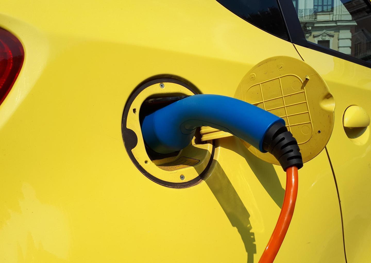 Oliena, il Comune compra la sua prima automobile elettrica