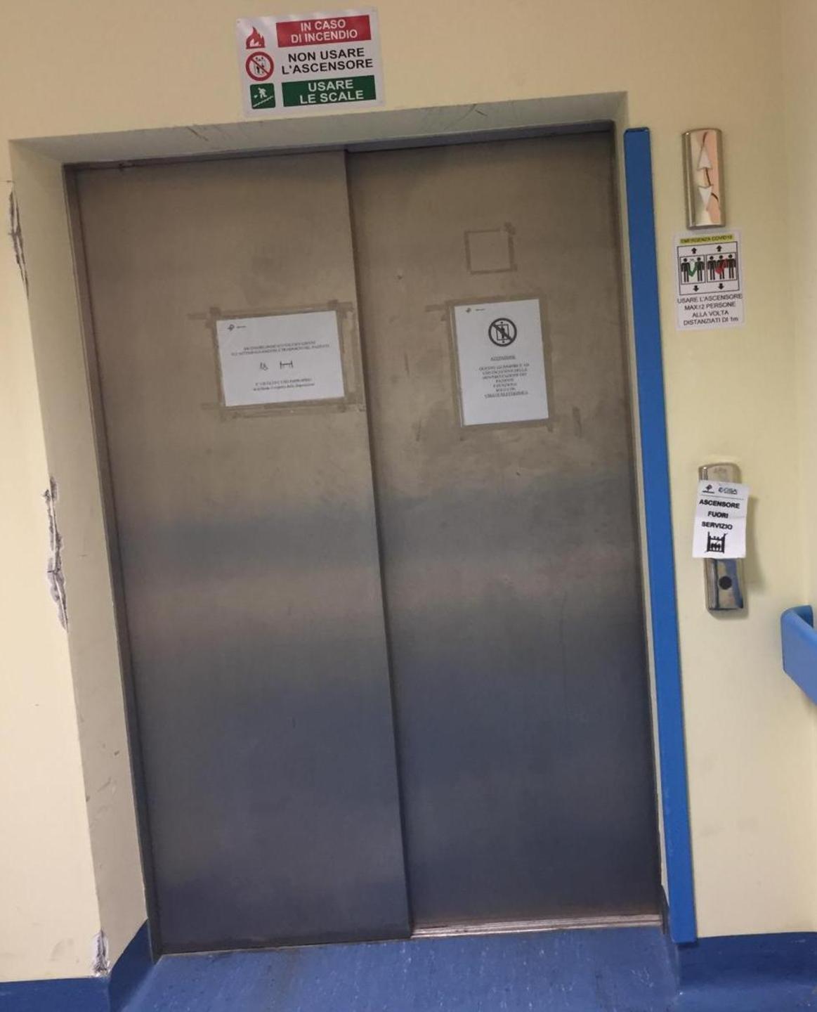 Ascensori fermi da mesi a piedi malati e personale 