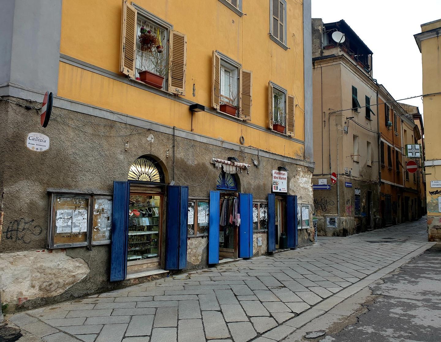 Negozi chiusi e malinconia nel vecchio cuore della città 