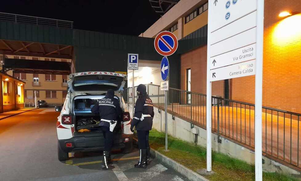 Gli agenti della polizia municipale fuori dal pronto soccorso di viale Vittorio Alfieri
