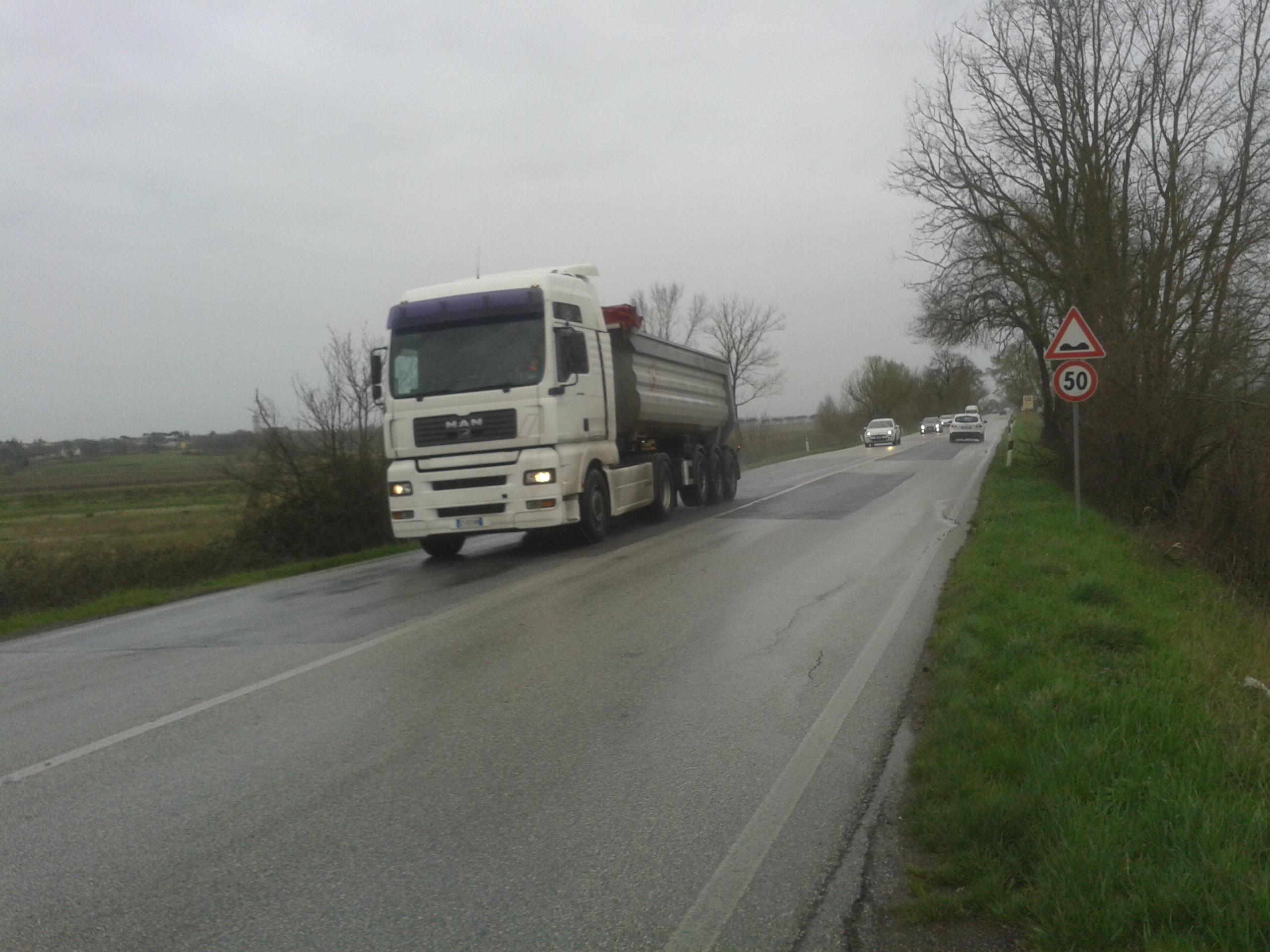 Uno dei tanti tir sulla Bientinese nonostante il divieto di transito ai mezzi pesanti
