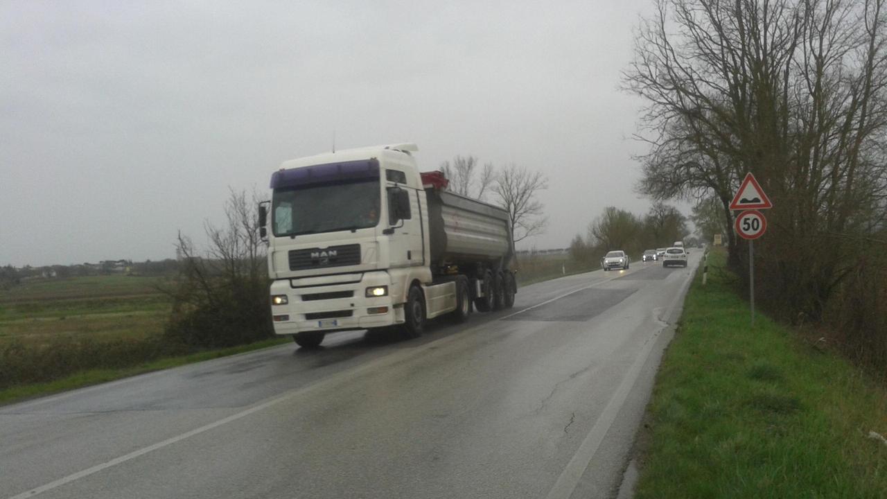 Uno dei tanti tir sulla Bientinese nonostante il divieto di transito ai mezzi pesanti