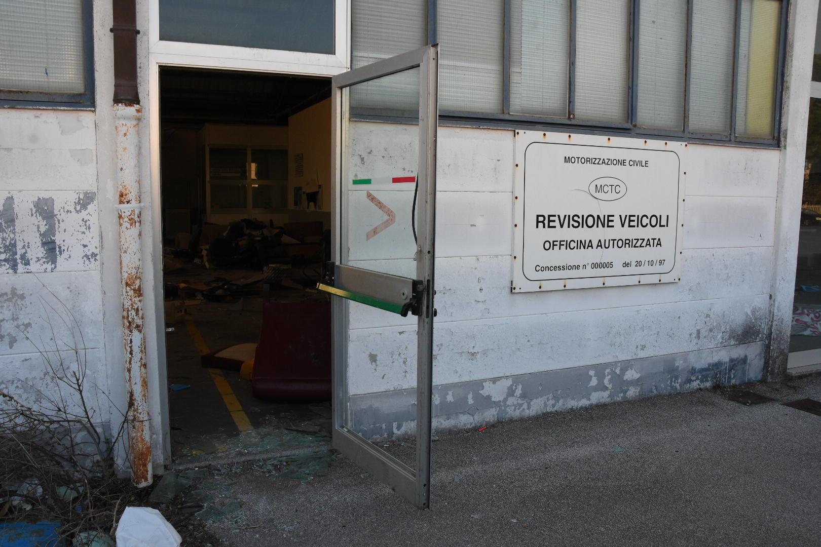 la porta forzata e aperta dell’ex Fiat