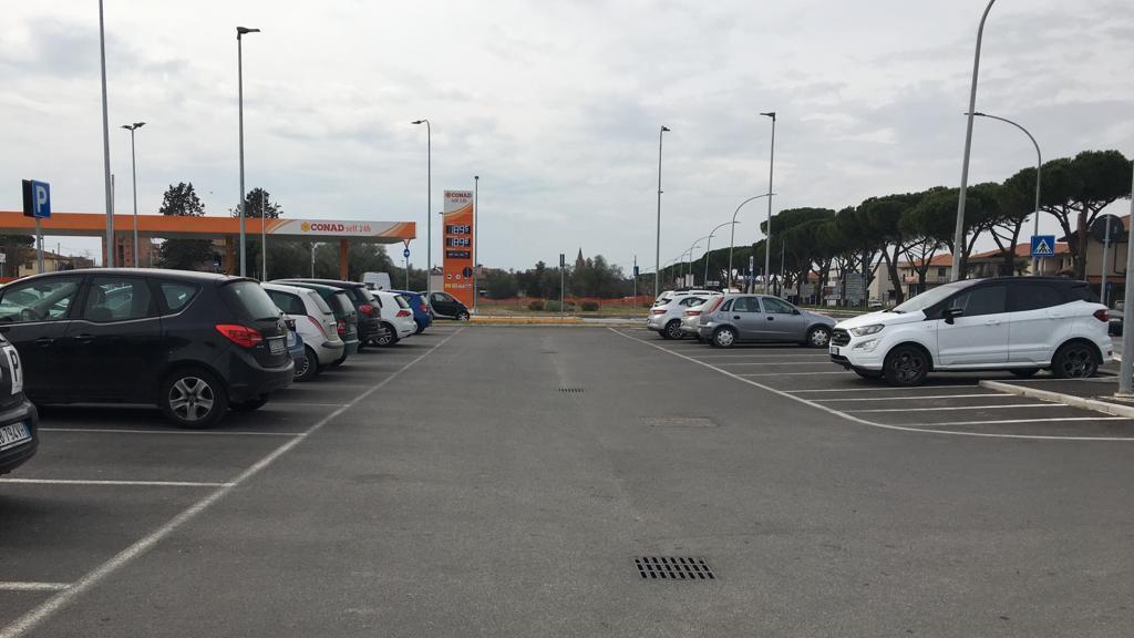 Il parcheggio del Conad dov’è avvenuta una truffa i giorni scorsi